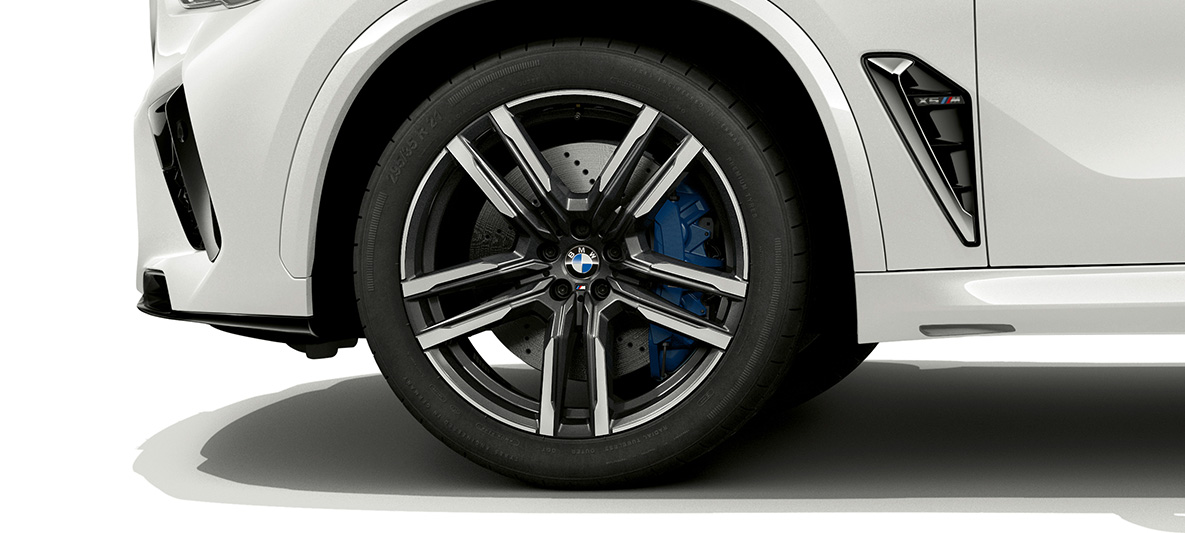 Jantes de liga leve BMW M de 21" em cinza Orbit de duas tonalidades do BMW X5 M, F95 Jantes de liga leve BMW M de 21" em cinza Orbit de duas tonalidades do BMW X5 M, pintura branco Mineral, F95, 2020, SUV, grande plano