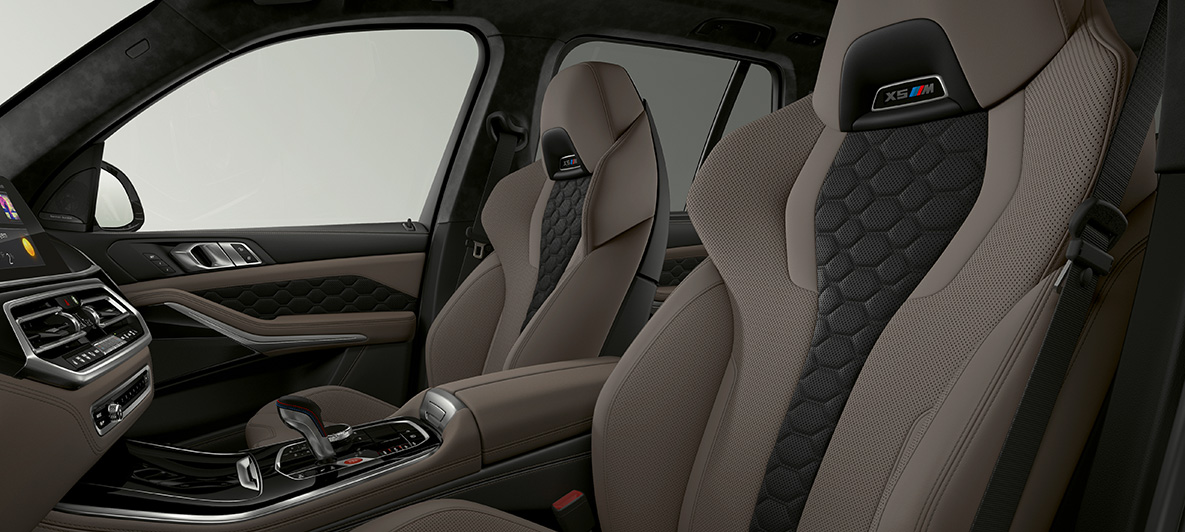 Bancos M multifuncionais do BMW X5 M, F95 Bancos M multifuncionais com logótipo "X5 M" do BMW X5 M, F95, 2020, SUV, interior