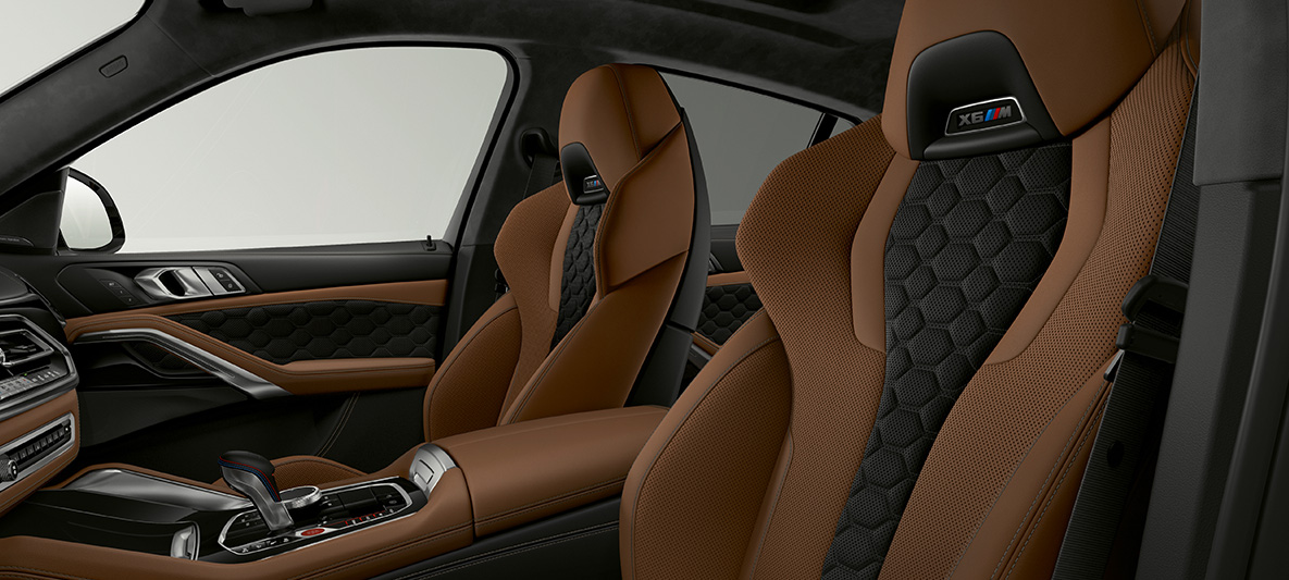 Bancos M multifuncionais do BMW X6 M Bancos M multifuncionais com logótipo "X6 M" do BMW X6 M, F96, 2020, interior