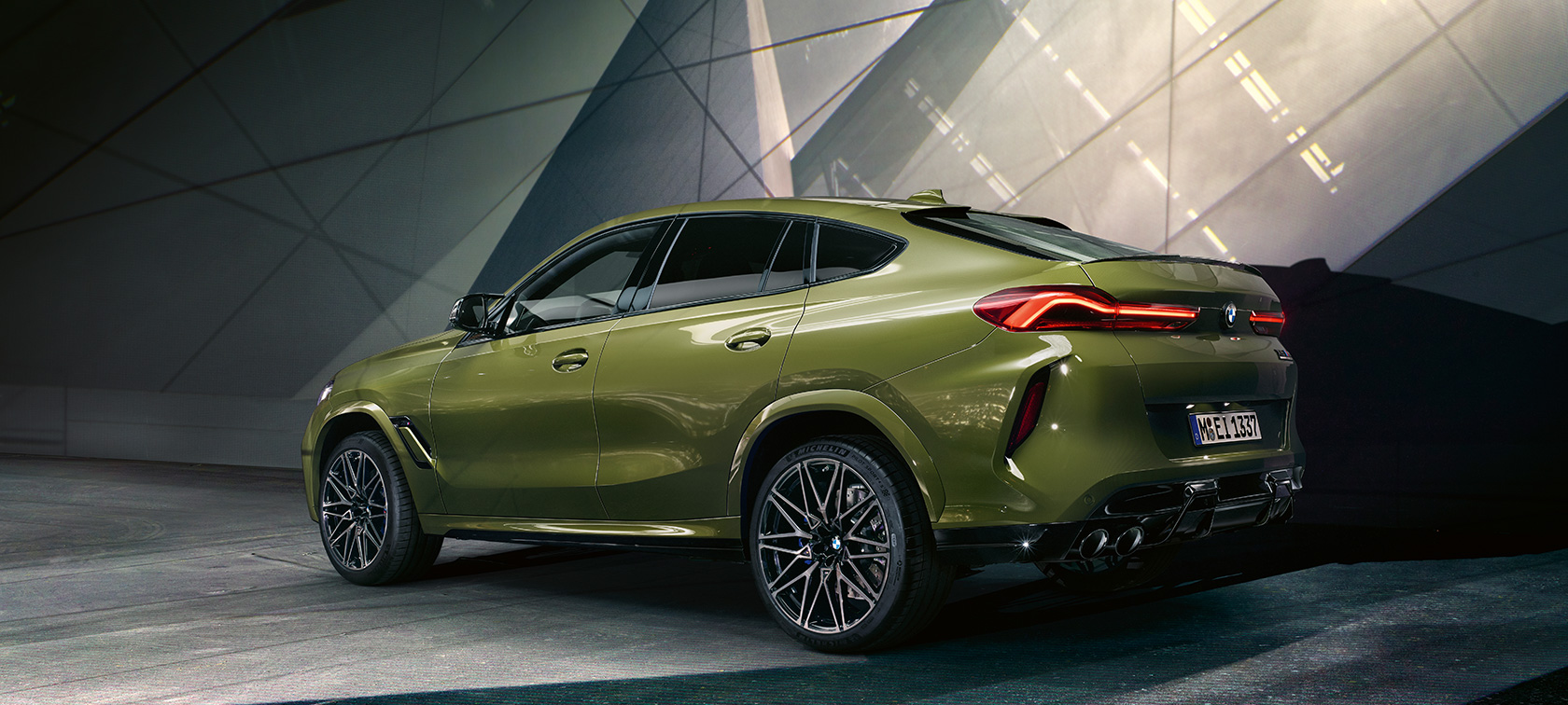BMW X6 M Competition, perspetiva traseira a três quartos BMW X6 M Competition, F96, 2020, pintura exclusiva verde Urban BMW Individual, perspetiva traseira a três quartos