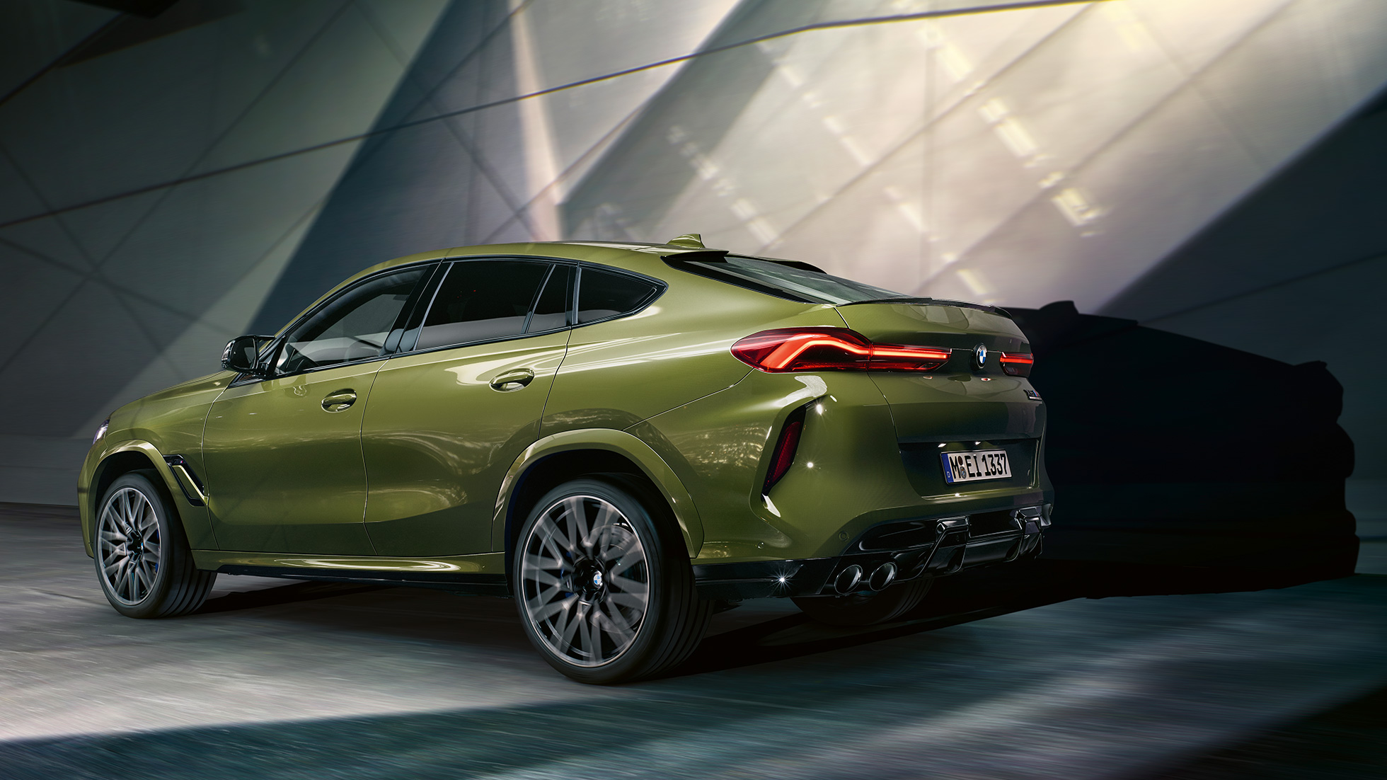 BMW X6 M Competition com M xDrive BMW X6 M Competition com M xDrive, F96, 2020, pintura exclusiva verde Urban BMW Individual, SUV, perspetiva traseira a três quartos