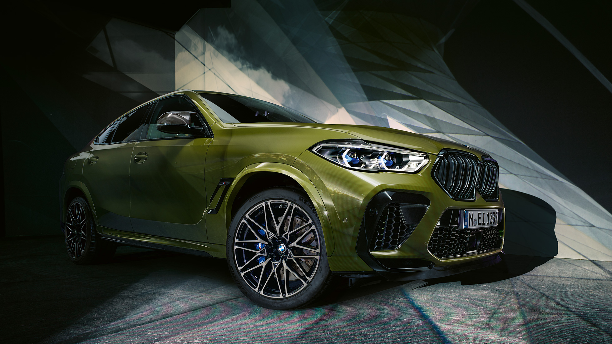 Design exterior do BMW X6 M Competition Design exterior do BMW X6 M Competition, F96, 2020, em verde Urban BMW Individual exclusivo, SUV, perspetiva frontal a três quartos