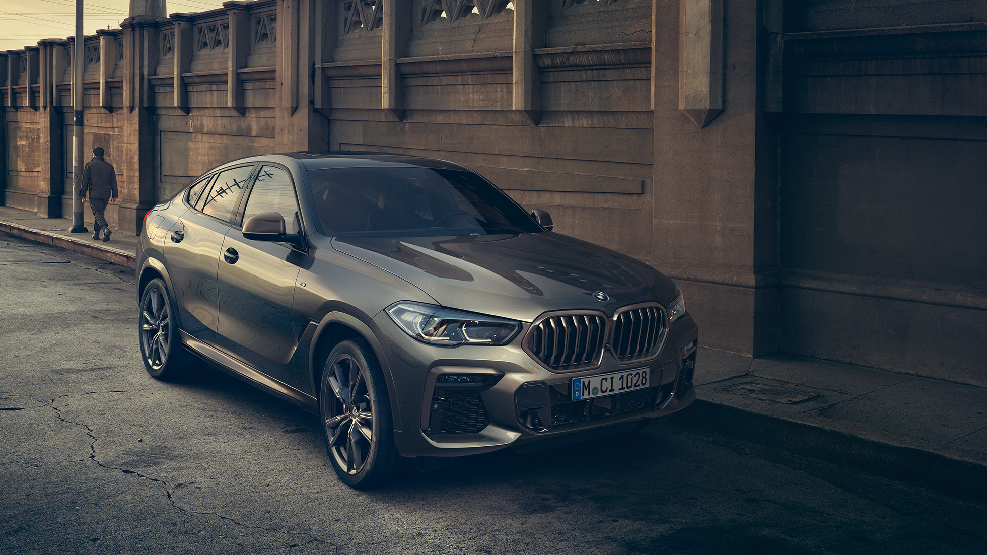 BMW X6 M50i com motor M TwinPower Turbo de 8 cilindros a gasolina BMW X6 M50i com motor M TwinPower Turbo de 8 cilindros a gasolina, G06, pintura Manhattan metalizada, perspetiva lateral a três quartos