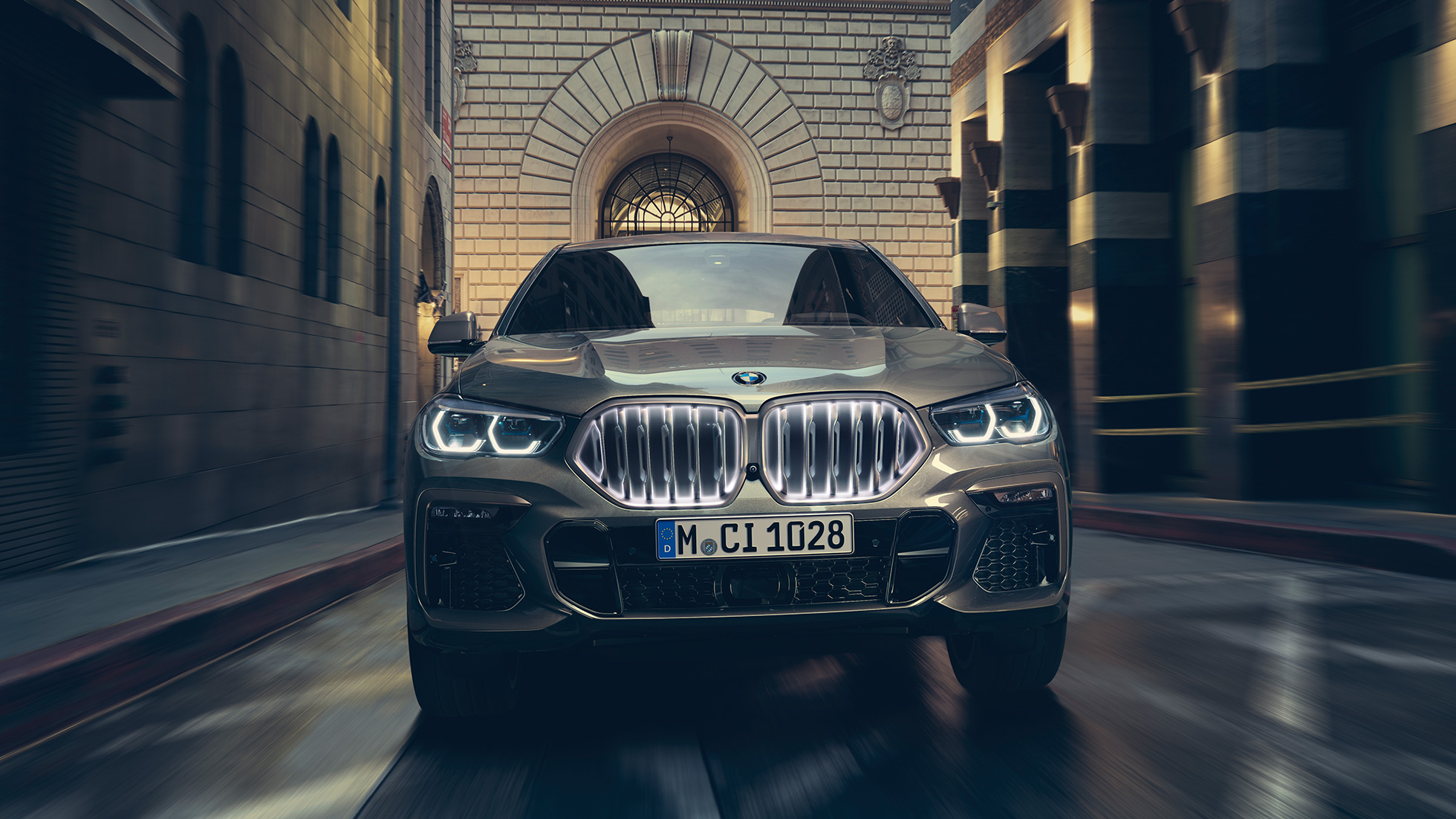 BMW X6 M50d com motor M TwinPower Turbo de 6 cilindros a diesel BMW X6 M50d com motor M TwinPower Turbo de 6 cilindros a diesel, G06, pintura Manhattan metalizada, perspetiva frontal