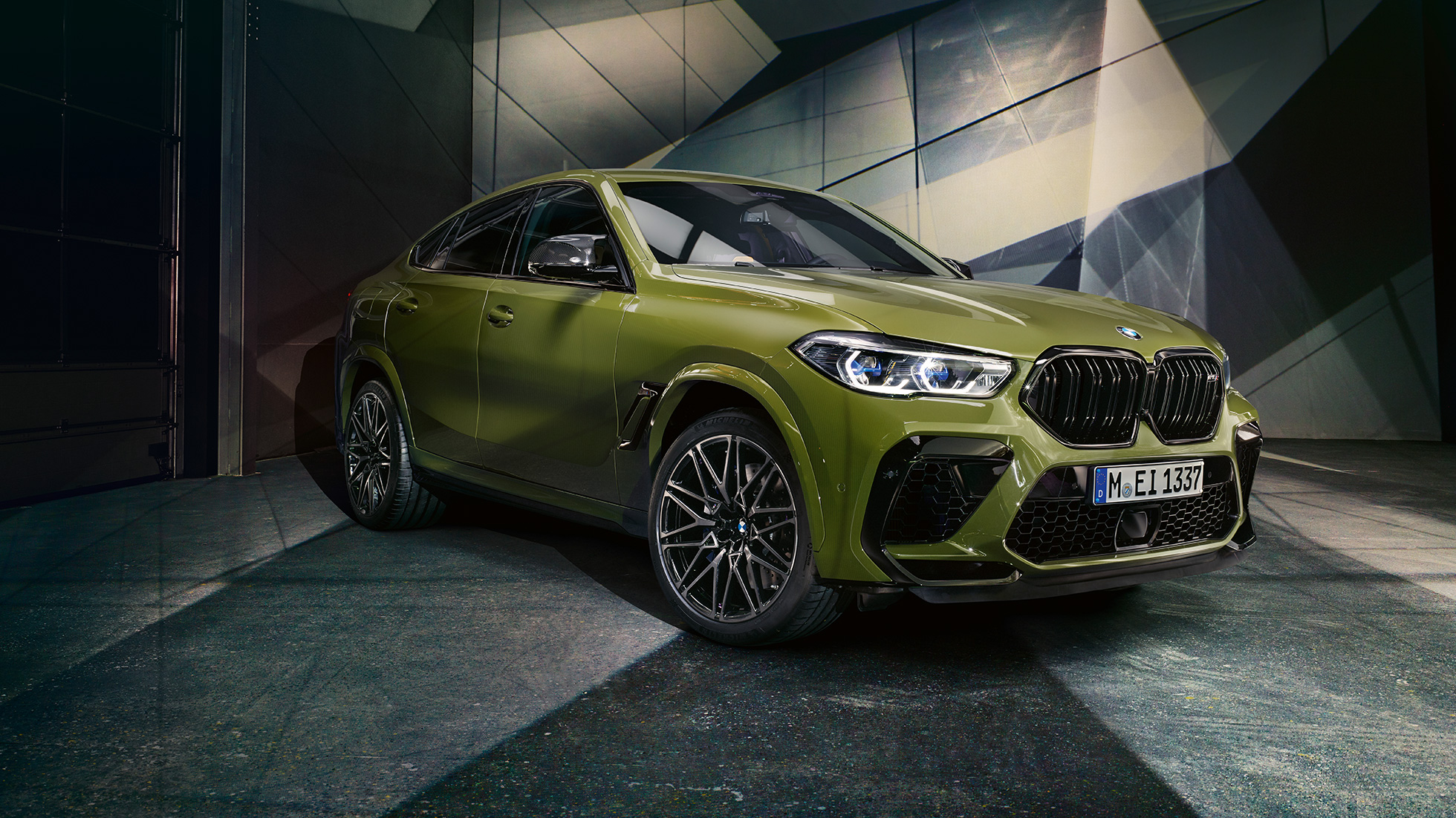 Grelha dupla M em forma de rim do BMW X6 M Competition Grelha dupla M em forma de rim do BMW X6 M Competition, F96, pintura exclusiva verde Urban BMW Individual, SUV, perspetiva frontal a três quartos