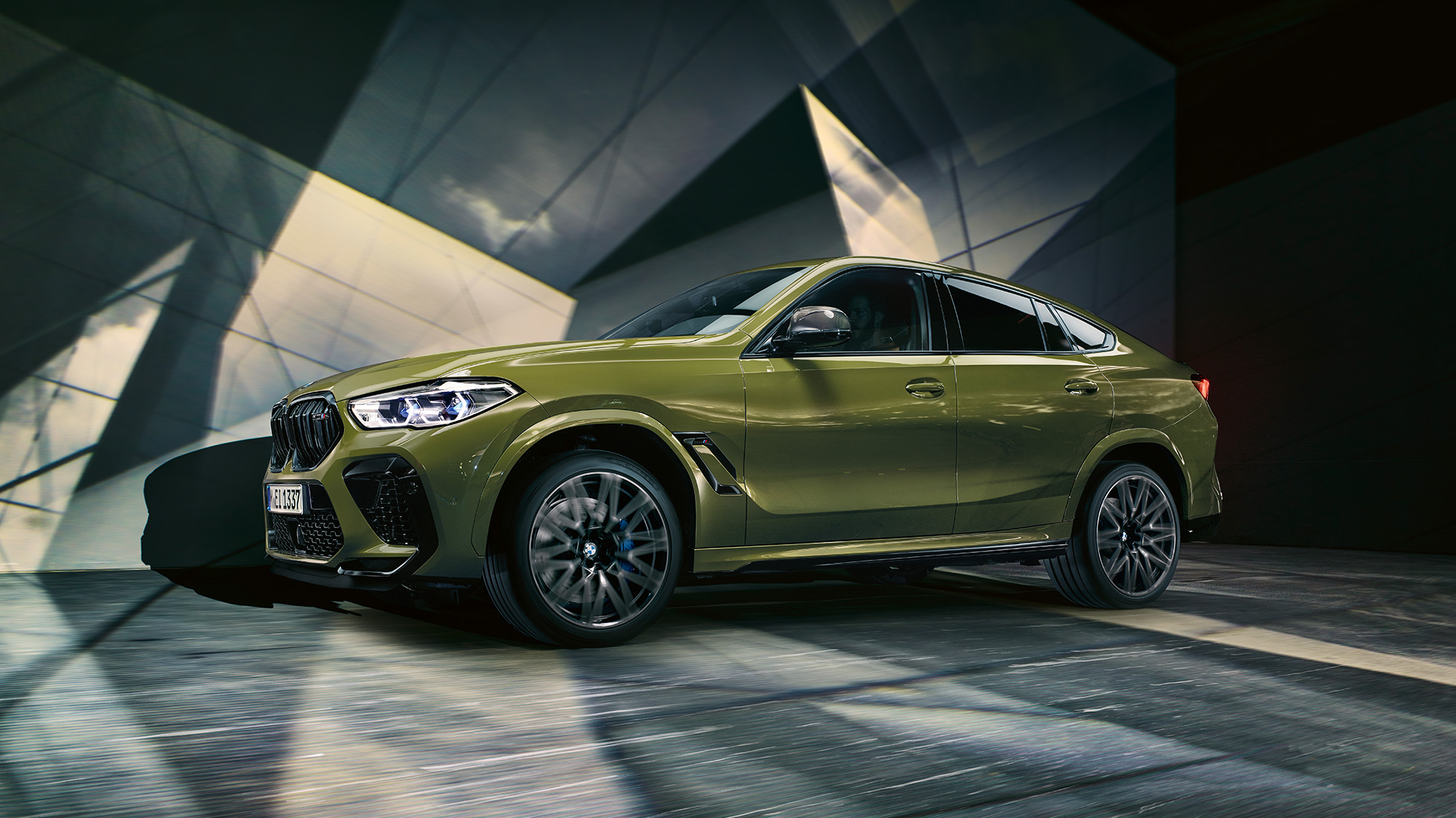 BMW X6 M Competition, perspetiva lateral BMW X6 M Competition com jantes de liga leve M, F96, pintura exclusiva verde Urban BMW Individual, perspetiva lateral