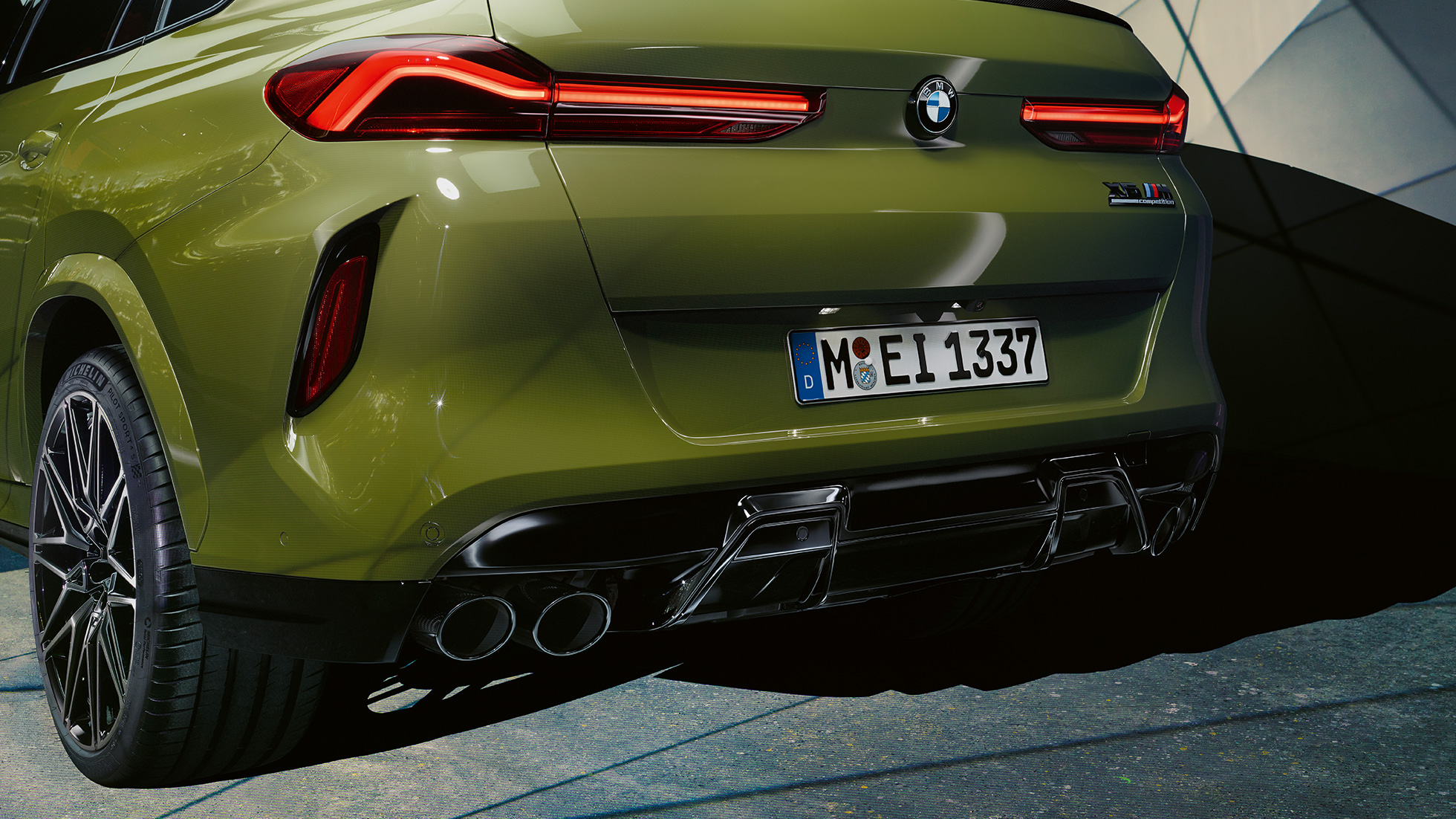 BMW X6 M Competition, perspetiva traseira a três quartos BMW X6 M Competition com sistema de escape desportivo M, F96, pintura exclusiva verde Urban BMW Individual, perspetiva traseira a três quartos