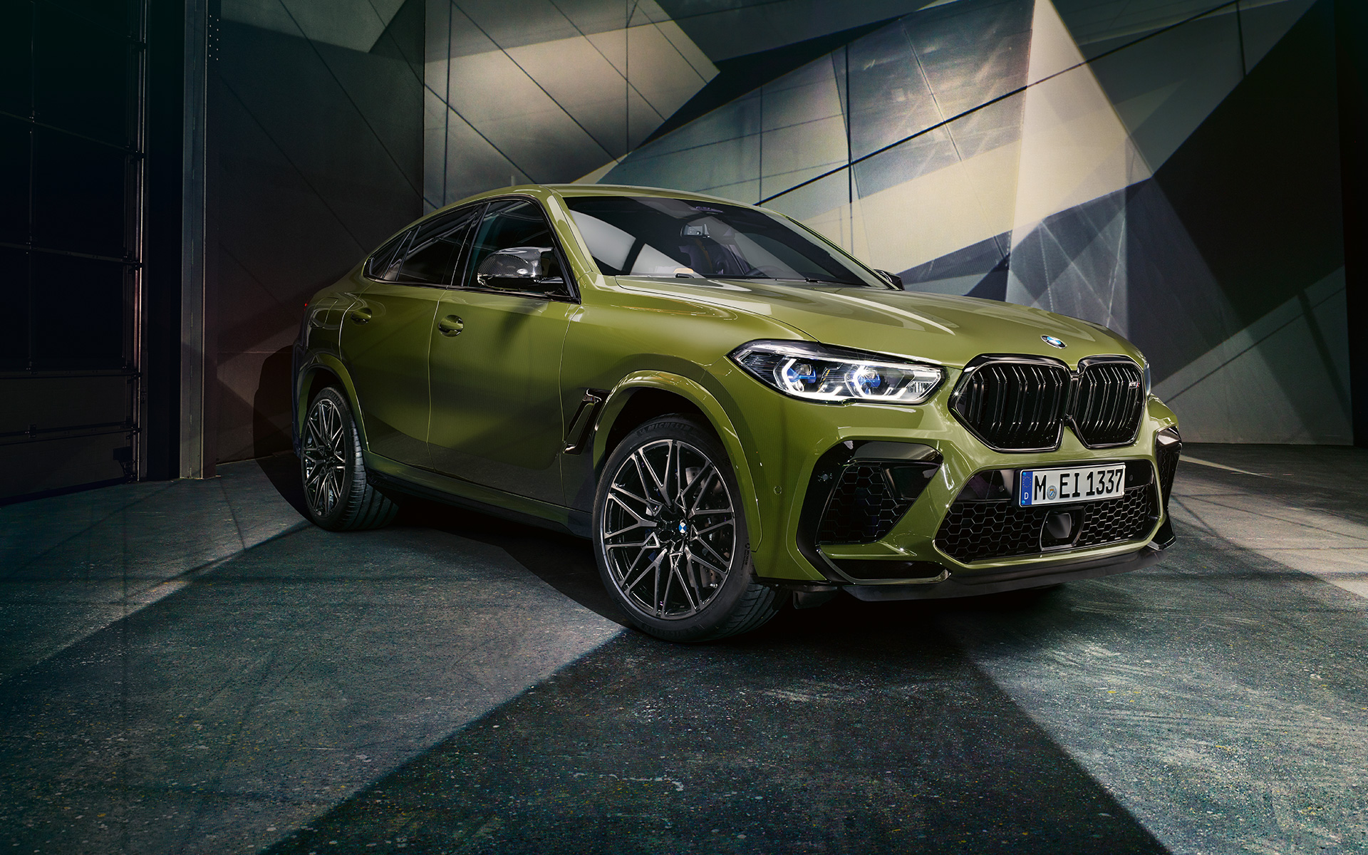 Grelha dupla em forma de rim M do BMW X6 M Competition, F96 Grelha dupla em forma de rim M do BMW X6 M Competition, F96, 2020, SUV, pintura especial verde Urban BMW Individual, SUV, perspetiva frontal a três quartos