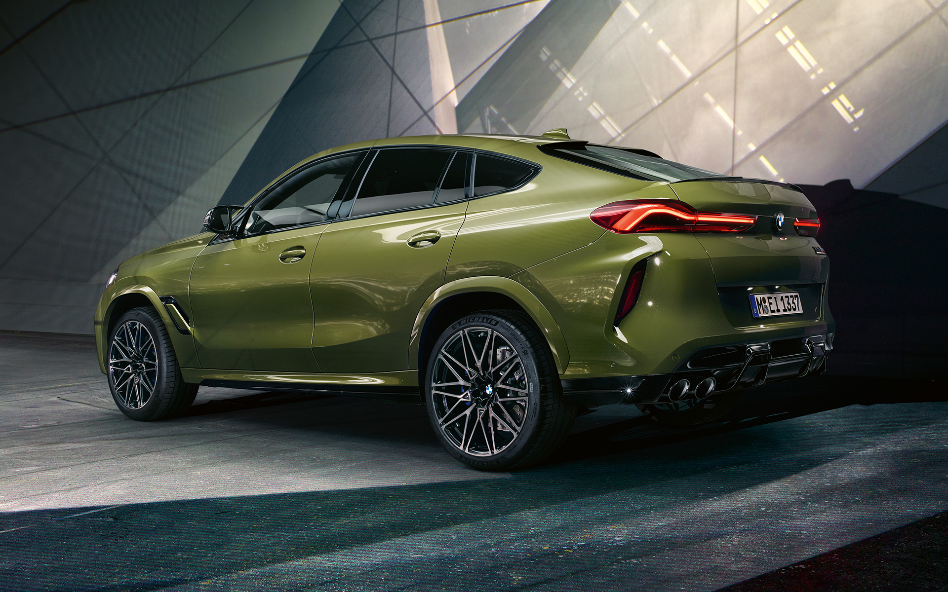 BMW X6 M Competition, perspetiva traseira a três quartos, F96 BMW X6 M Competition com sistema de escape desportivo M, F96, 2020, SUV, pintura especial verde Urban BMW Individual, SUV, perspetiva traseira a três quartos
