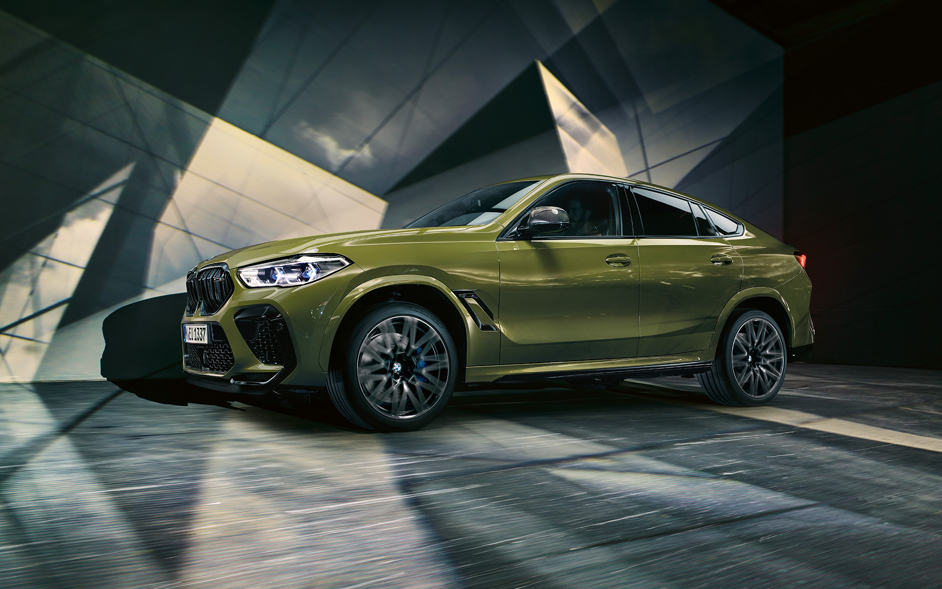 BMW X6 M Competition, perspetiva lateral, F96 BMW X6 M Competition com jantes de liga leve BMW M, F96, 2020, SUV, pintura especial verde Urban BMW Individual, perspetiva lateral