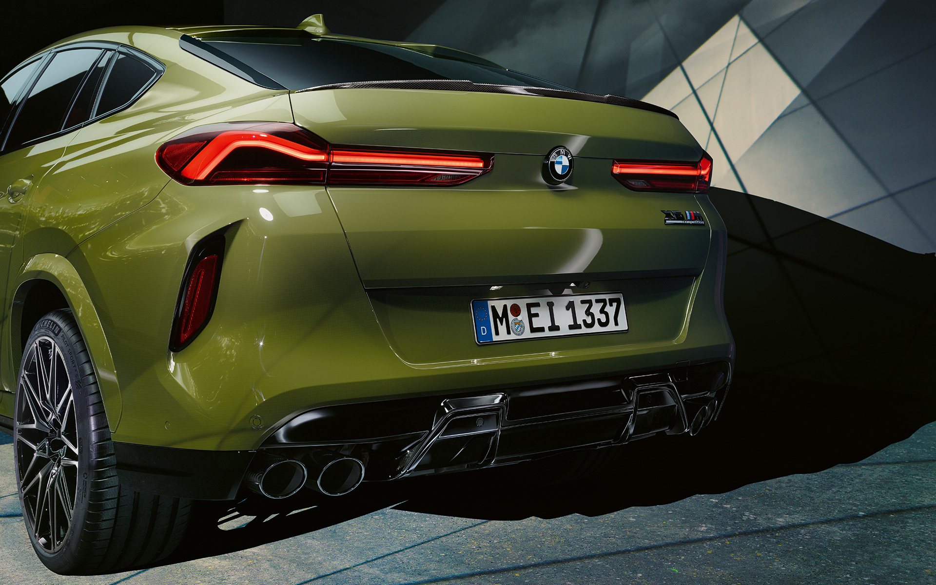 BMW X6 M Competition, perspetiva traseira a três quartos, F96 BMW X6 M Competition com sistema de escape desportivo M, F96, 2020, SUV, pintura especial verde Urban BMW Individual, perspetiva traseira a três quartos, grande plano