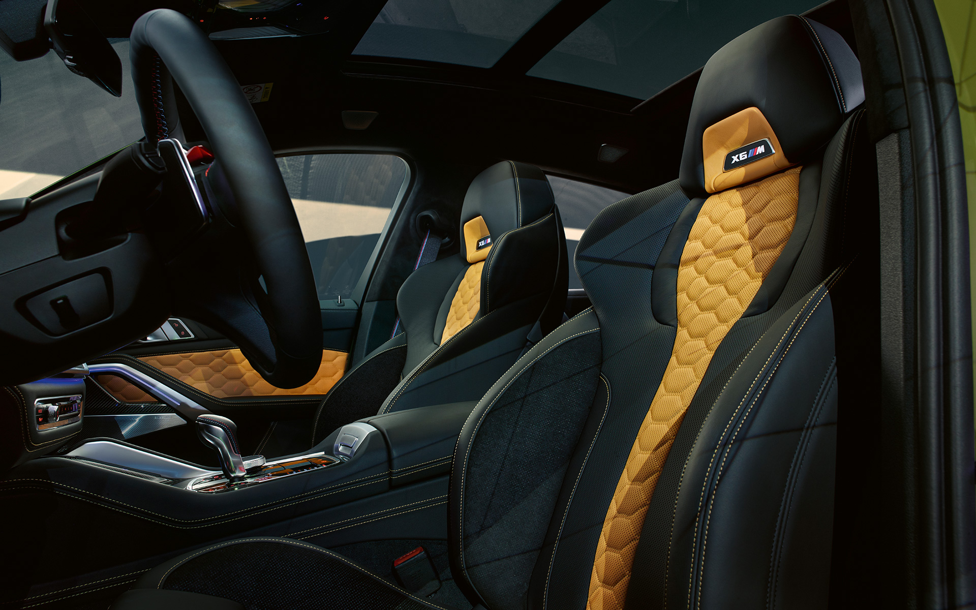 Bancos M multifuncionais do BMW X6 M Competition, F96 Bancos M multifuncionais com logótipo "X6 M" iluminado do BMW X6 M Competition, F96, 2020, SUV, interior