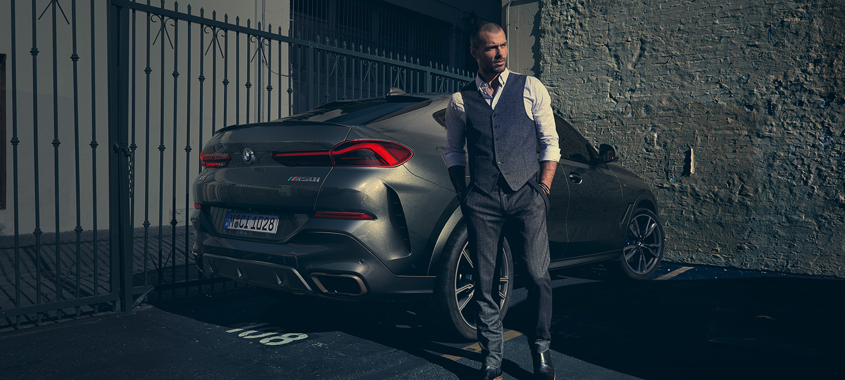 Perspetiva traseira a três quartos do BMW X6 M50i, G06 Homem ao lado do BMW X6 M50i, G06, 2018, SUV, perspetiva traseira a três quartos