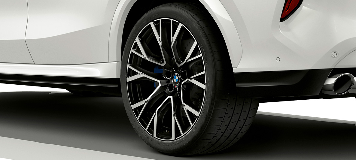 Jantes de liga leve BMW M de 21" em cinza Orbit de duas tonalidades do BMW X6 M, F96 Jantes de liga leve BMW M de 21'' em cinza Orbit de duas tonalidades do BMW X6 M, F96, 2020, SUV, grande plano
