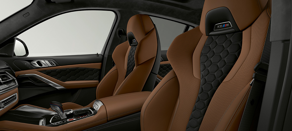 Bancos M multifuncionais do BMW X6 M, F96 Bancos M multifuncionais com logótipo "X6 M" do BMW X6 M, F96, 2020, SUV, interior
