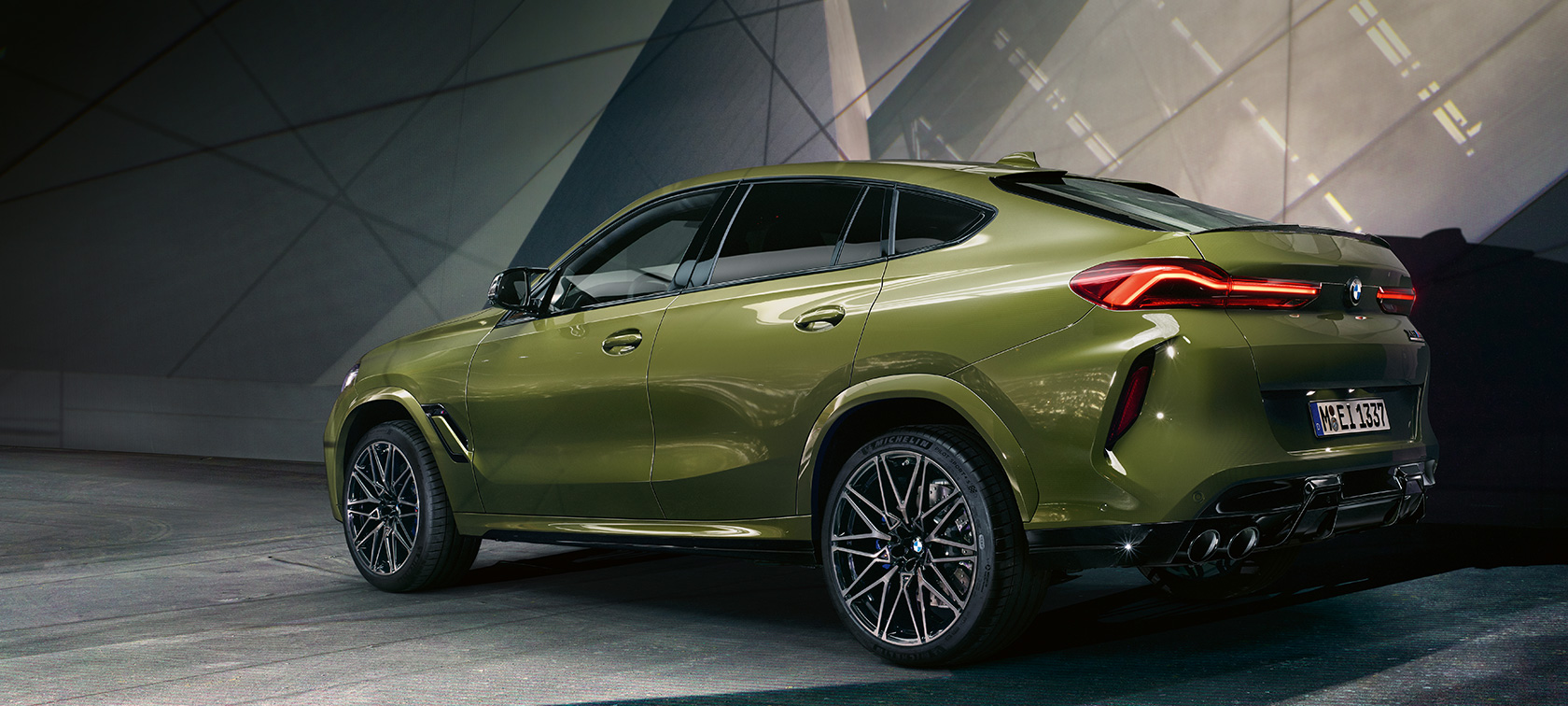 BMW X6 M Competition, perspetiva traseira a três quartos, F96 BMW X6 M Competition, F96, 2020, pintura especial verde Urban BMW Individual, perspetiva traseira a três quartos