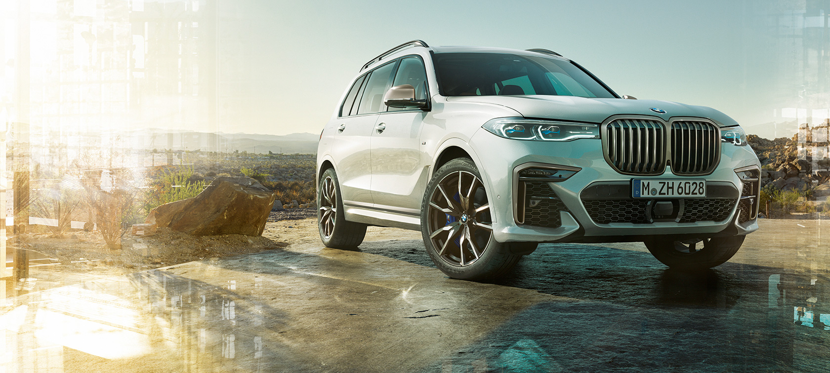 BMW X7 M, perspetiva dianteira a três quartos, lado esquerdo BMW X7 M em branco Mineral, G07, parado, perspetiva dianteira a três quartos, lado esquerdo