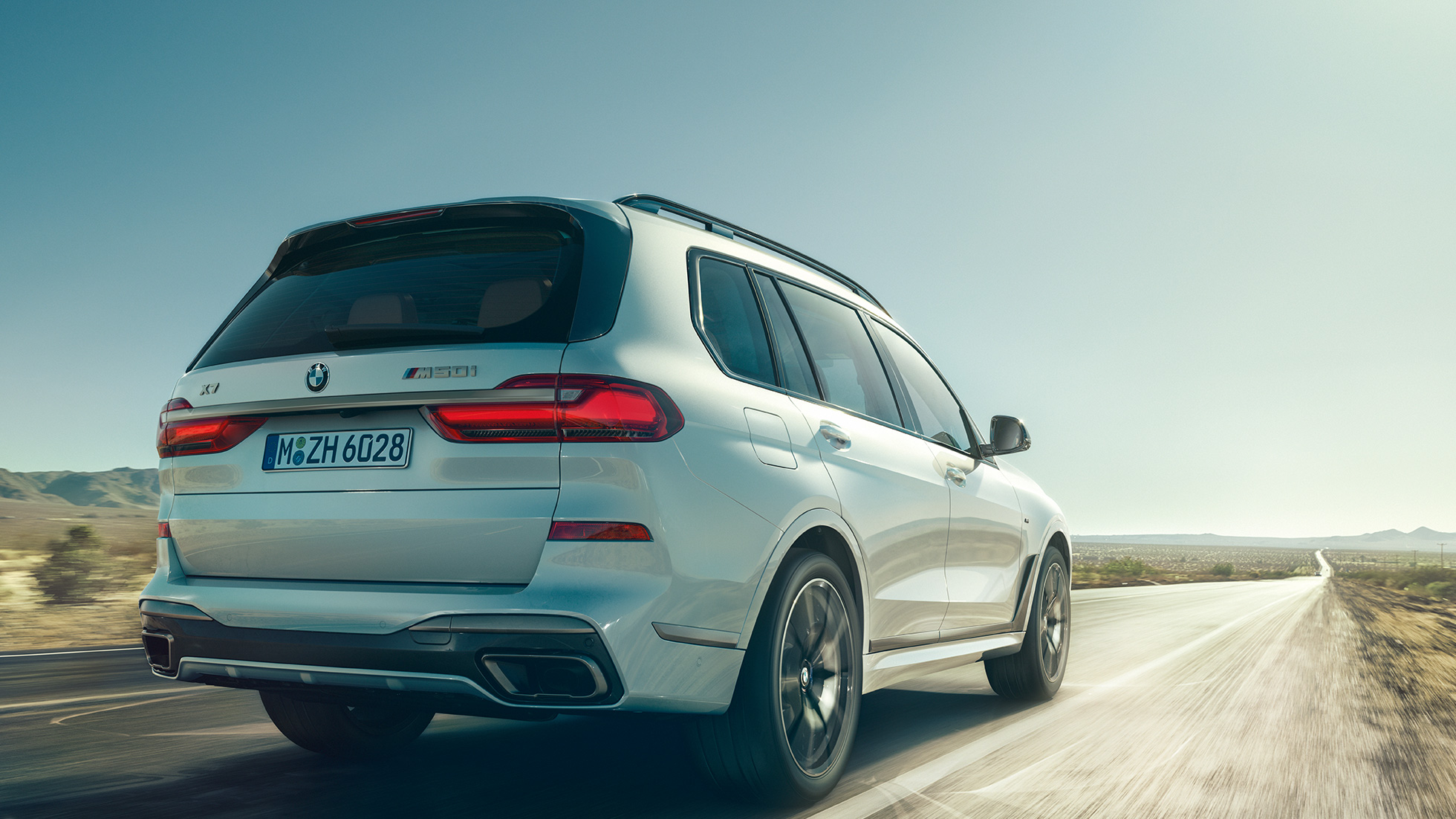 BMW X7 M50i, perspetiva traseira a três quartos BMW X7 M50i em branco Mineral, perspetiva traseira a três quartos, G07, 2019