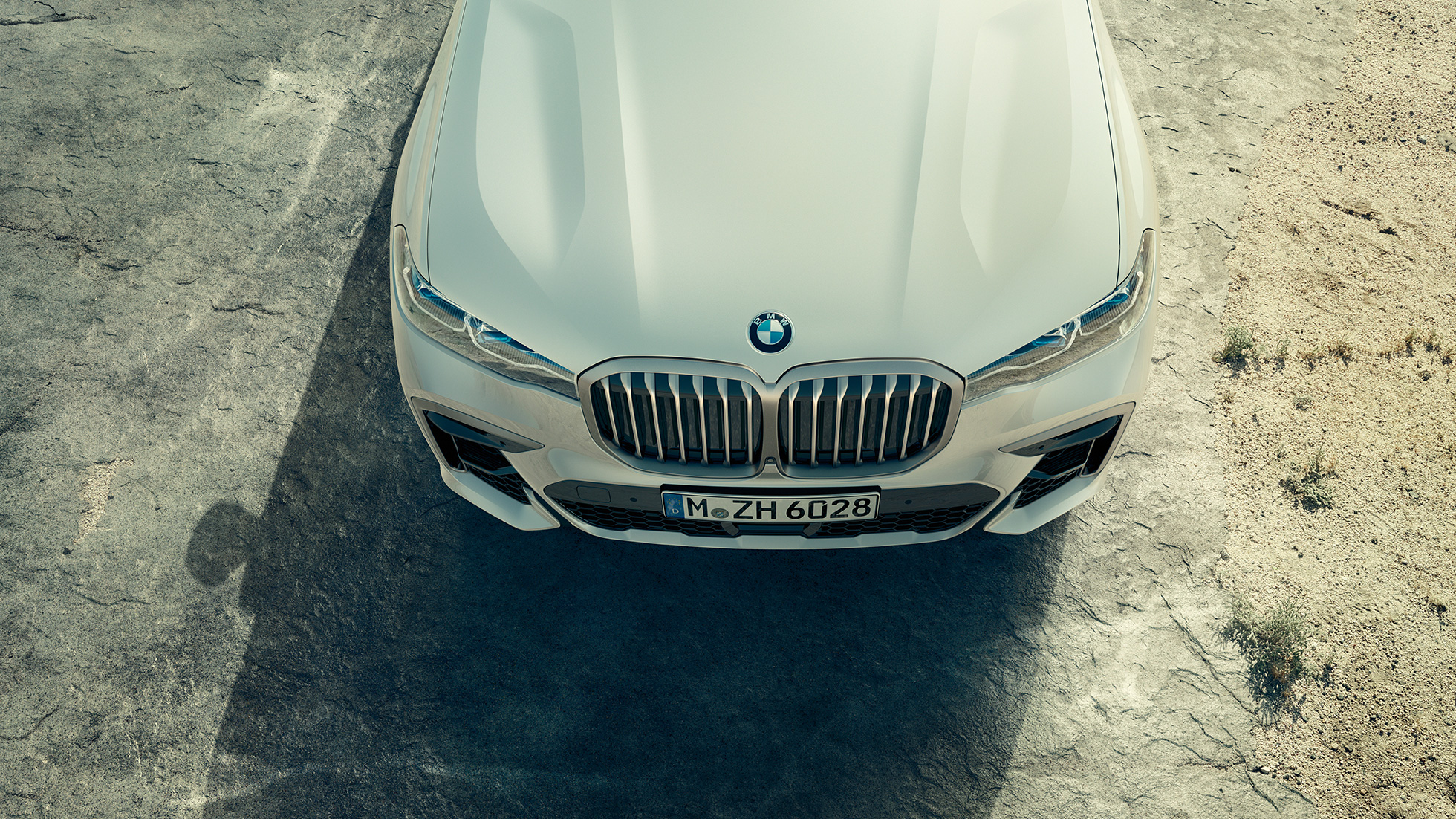 BMW X7 M, dianteira com grelha BMW em forma de rim BMW X7 M50d e BMW X7 M50i, dianteira e capot do motor, perspetiva aérea, G07, 2019