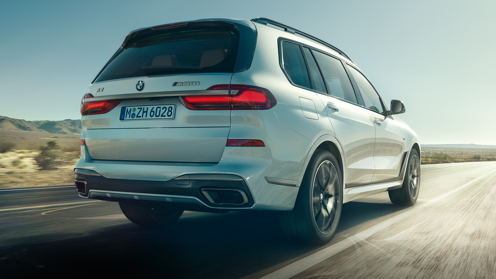 BMW X7 M50i, perspetiva traseira BMW X7 M50i em branco Mineral, em movimento, perspetiva traseira, G07, 2019