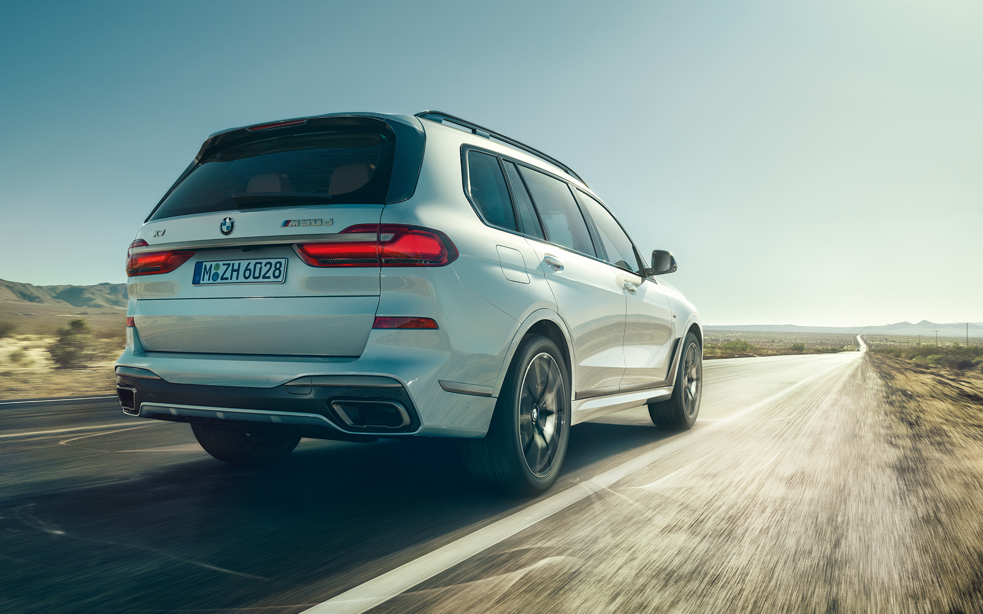 BMW X7 M50d, G07, 2019, pintura branco Mineral, perspetiva traseira, em movimento BMW X7 M50d, G07, 2019, pintura branco Mineral, perspetiva traseira, em movimento