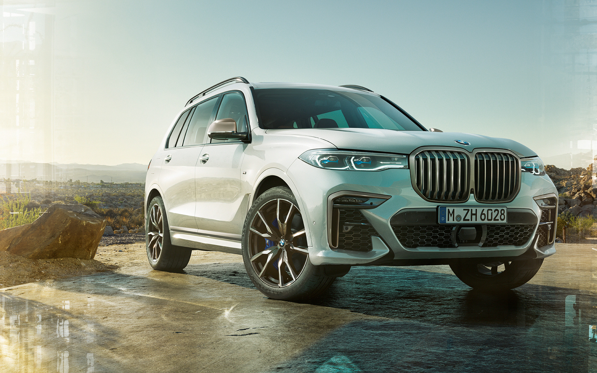 BMW X7 M50i, G07, 2019, pintura branco Mineral, perspetiva frontal a três quartos, parado em frente a uma paisagem natural BMW X7 M50i, G07, 2019, pintura branco Mineral, perspetiva frontal a três quartos, parado em frente a uma paisagem natural