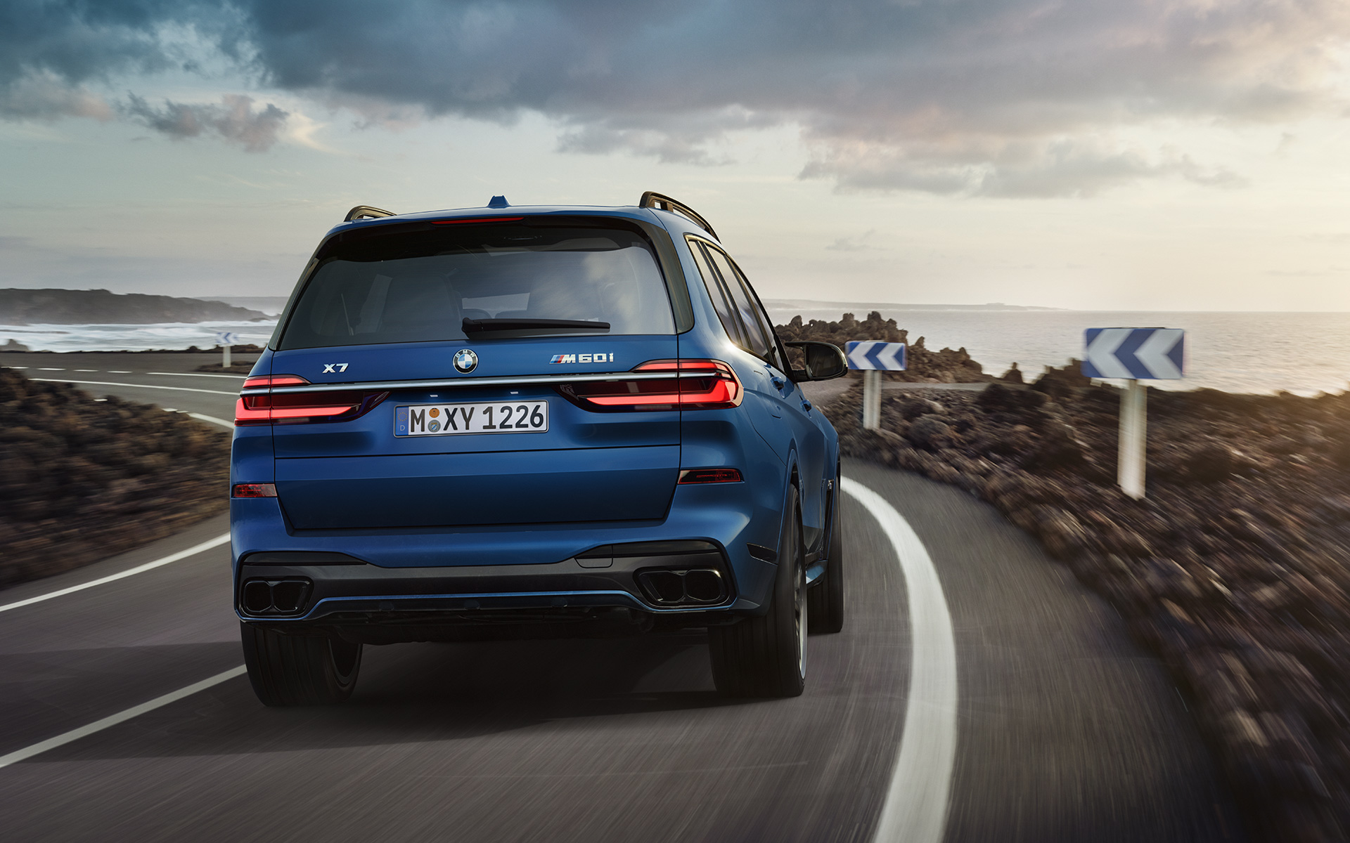 BMW X7 M60i xDrive, G07, LCI, pintura azul Frozen Marina Bay, perspetiva traseira, em movimento BMW X7 M60i xDrive, G07, LCI, pintura azul Frozen Marina Bay, perspetiva traseira, em movimento