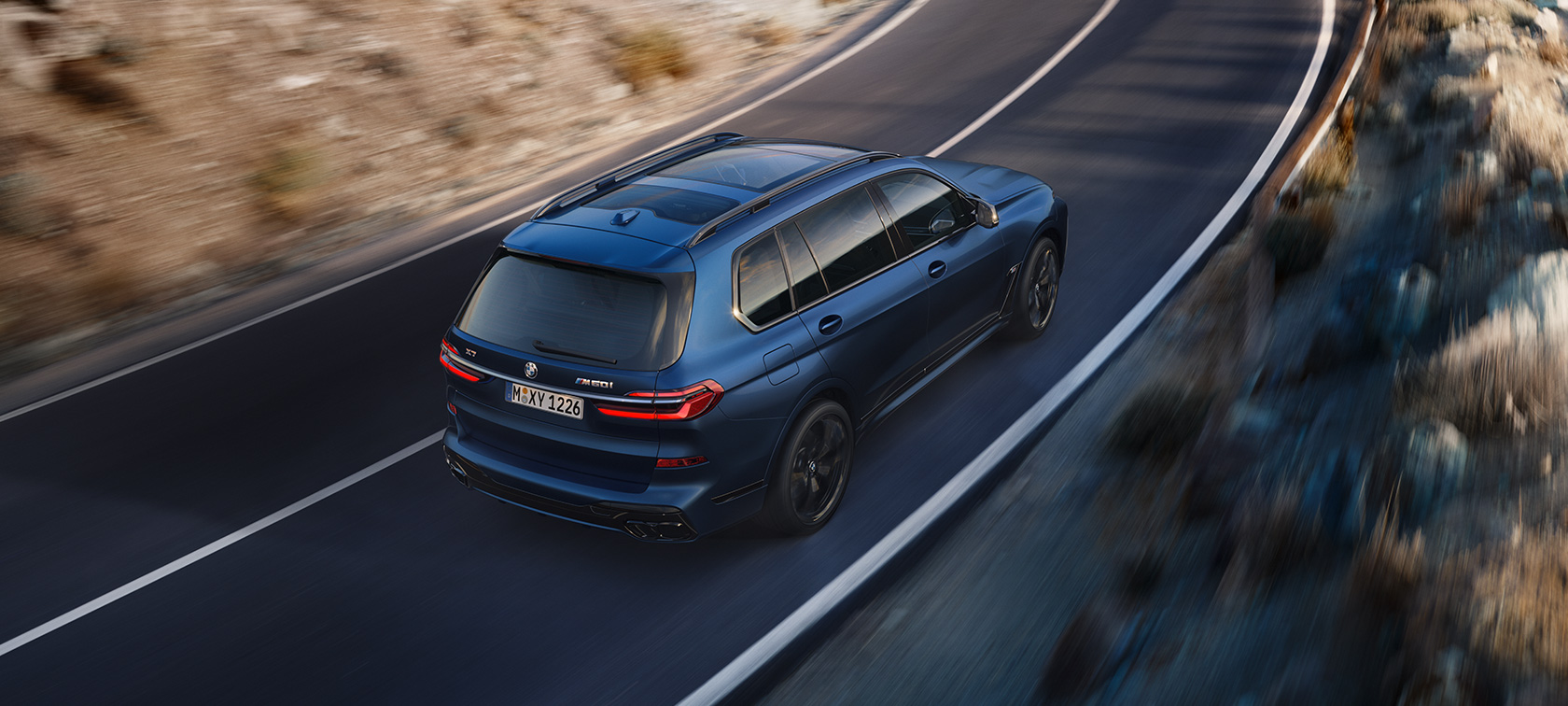 BMW X7 M60i xDrive, G07, LCI, pintura azul Frozen Marina Bay, perspetiva traseira a três quartos, perspetiva aérea, em movimento BMW X7 M60i xDrive, G07, LCI, pintura azul Frozen Marina Bay, perspetiva traseira a três quartos, perspetiva aérea, em movimento