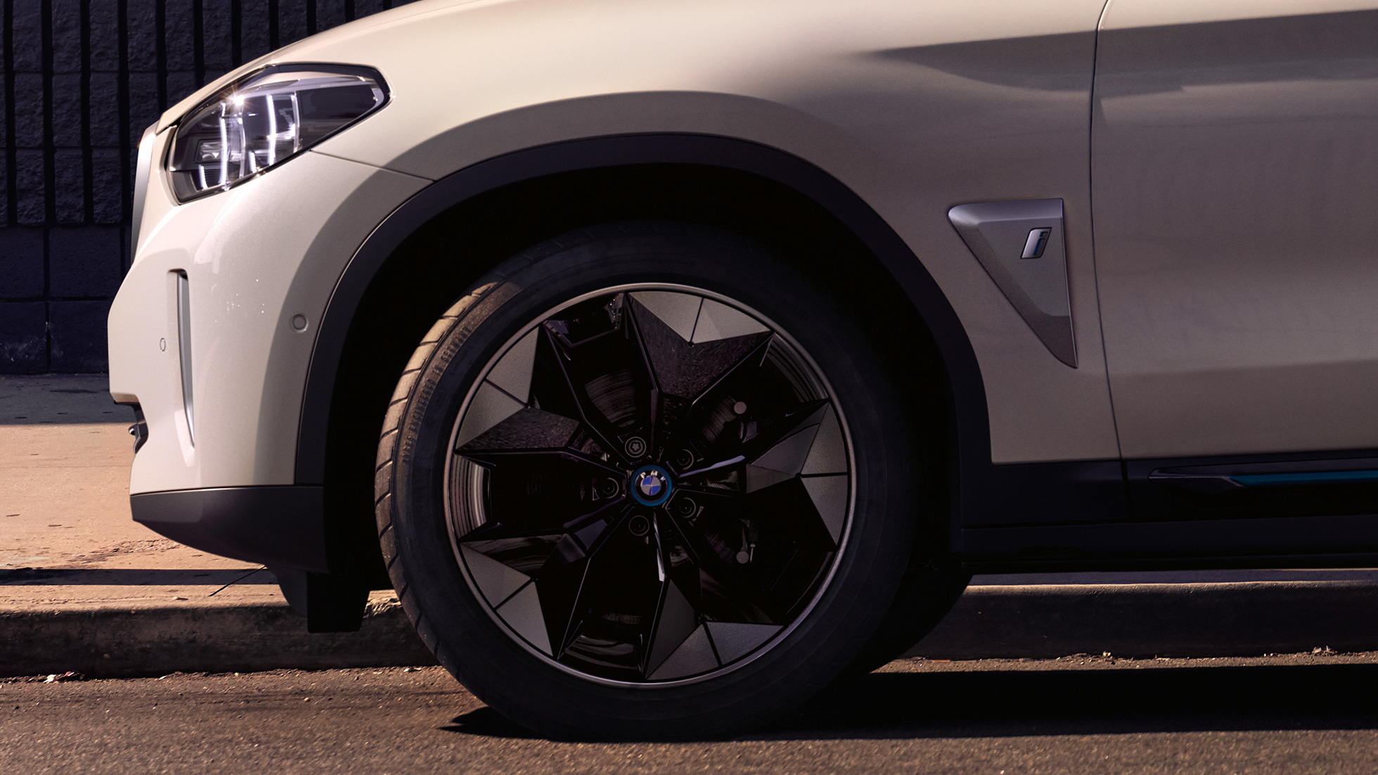 Jantes aerodinâmicas, BMW iX3, G08, grande plano das jantes, exterior Jantes aerodinâmicas, BMW iX3, G08, 2020, branco Mineral metalizado, grande plano das jantes, exterior