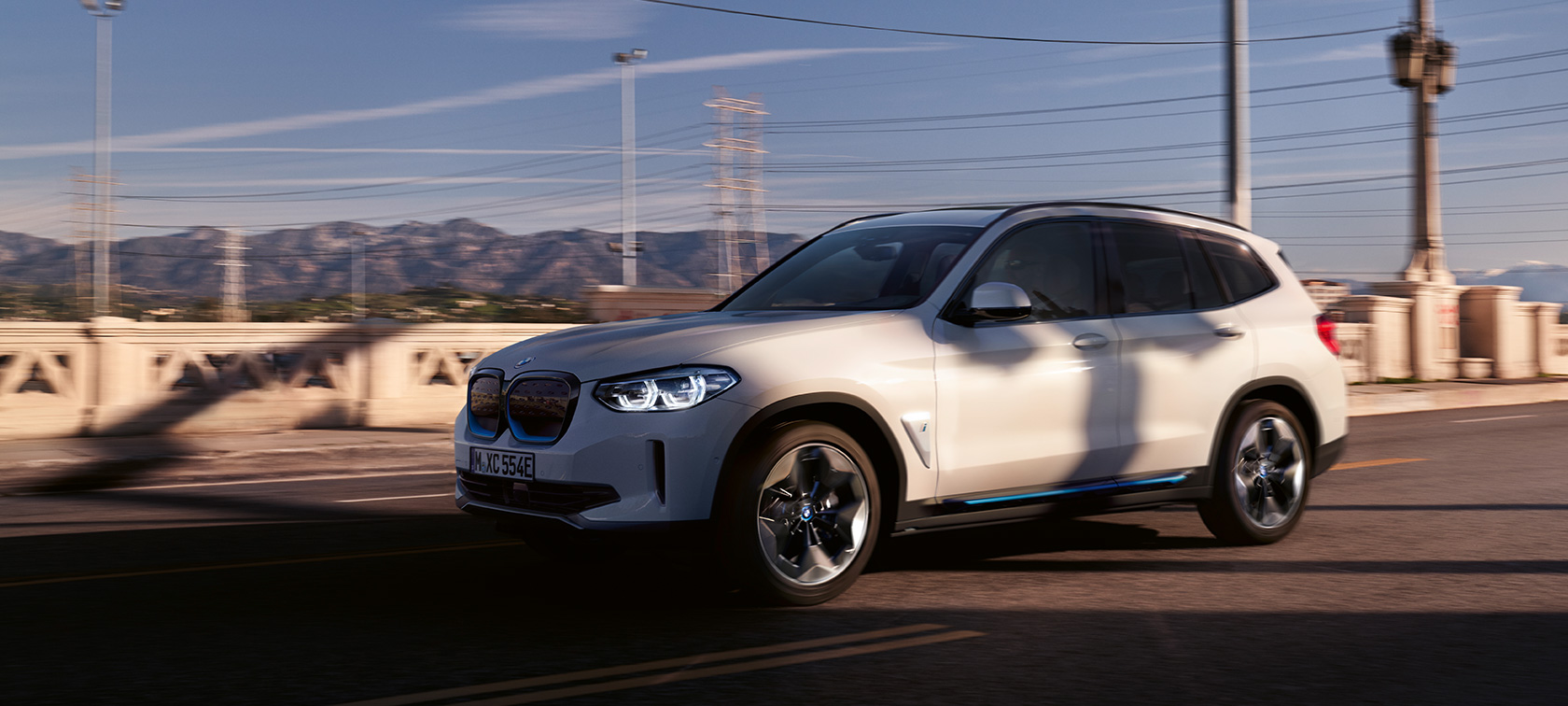 BMW iX3, G08, perspetiva frontal a três quartos em movimento na estrada BMW iX3, G08, 2020, branco Mineral metalizado, perspetiva frontal a três quartos em movimento na estrada