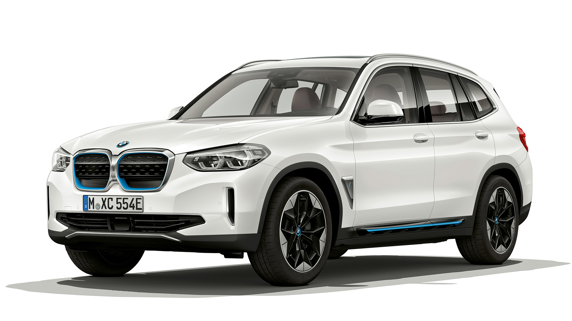 BMW iX3, G08, 2020, Versão “Impressive”, perspetiva frontal a três quartos BMW iX3, G08, 2020, Versão “Impressive”, branco Mineral metalizado, perspetiva frontal a três quartos