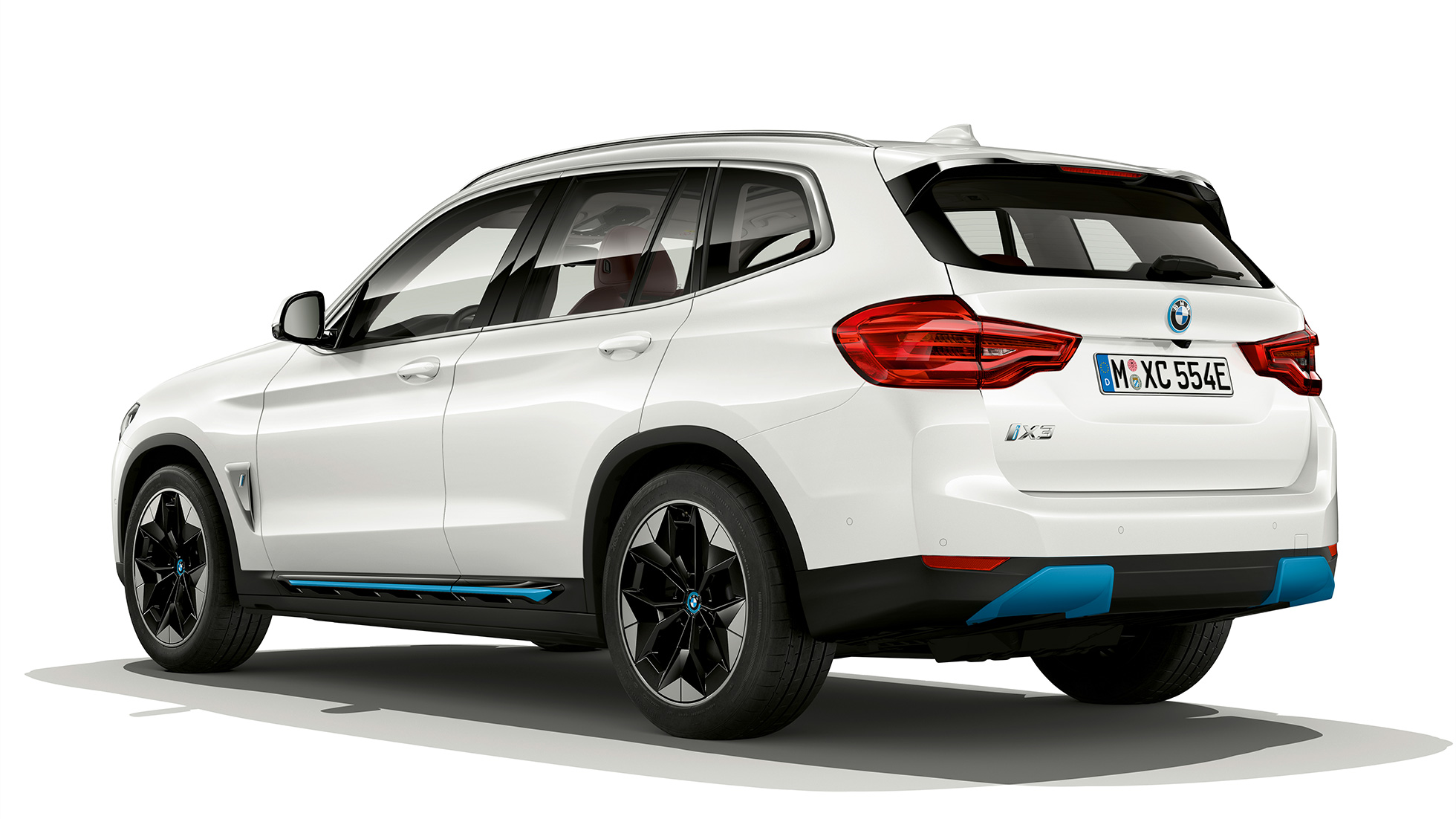 BMW iX3, G08, 2020, Versão “Impressive”, perspetiva traseira a três quartos BMW iX3, G08, 2020, Versão “Impressive”, branco Mineral metalizado, perspetiva traseira a três quartos