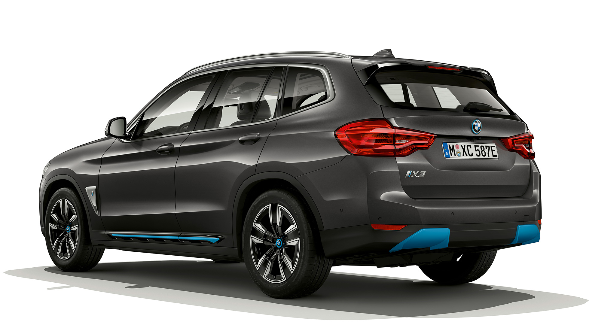 BMW iX3, G08, 2020, Versão “Inspiring”, perspetiva traseira a três quartos BMW iX3, G08, 2020, Versão “Inspiring”, cinza Sophisto com efeito brilhante, perspetiva traseira a três quartos