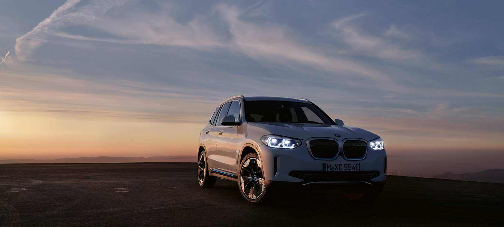 BMW iX3, G08, 2020, perspetiva frontal a três quartos BMW iX3, G08, 2020, perspetiva frontal a três quartos parado, ao entardecer
