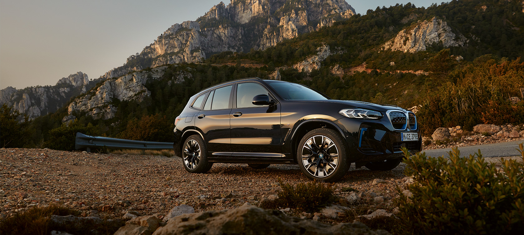 BMW iX3, G08, 2021, pintura preto Carbon M, perspetiva lateral