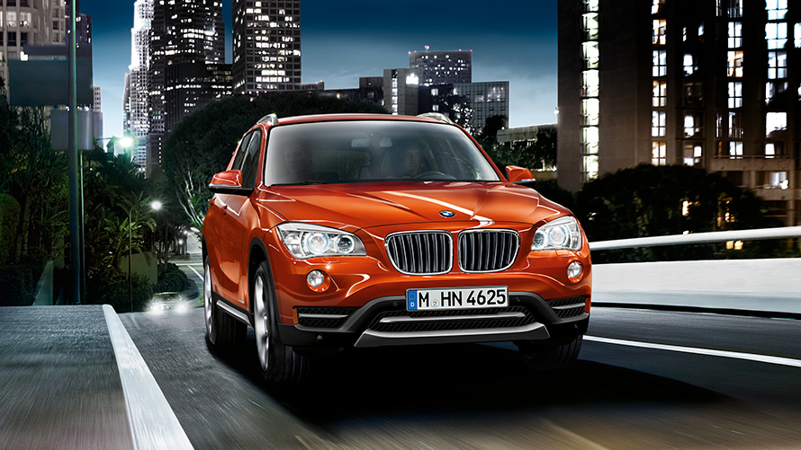 BMW X1, E84, primeira geração, perspetiva frontal a três quartos, na rua Modelos BMW X, BMW X1, E84, primeira geração, perspetiva frontal a três quartos, na rua
