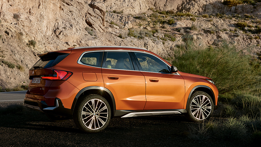 BMW X1, U11, terceira geração, perspetiva dianteira a três quartos, na estrada BMW Série X, BMW X1, U11, terceira geração, perspetiva dianteira a três quartos, na estrada