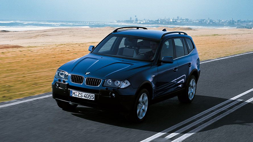 BMW X3, E83, primeira geração, perspetiva frontal a três quartos, em movimento na rua Modelos BMW X, BMW X3, E83, primeira geração, perspetiva frontal a três quartos, em movimento na rua