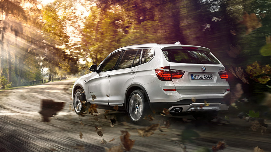 BMW X3, F25, segunda geração, perspetiva traseira a três quartos, em movimento na rua Modelos BMW X, BMW X3, F25, segunda geração, perspetiva traseira a três quartos, em movimento na rua