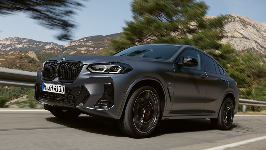 BMW X4, G02, segunda geração, perspetiva lateral a três quartos, em movimento na rua Modelos BMW X, BMW X4, G02, segunda geração, perspetiva lateral a três quartos, em movimento na rua