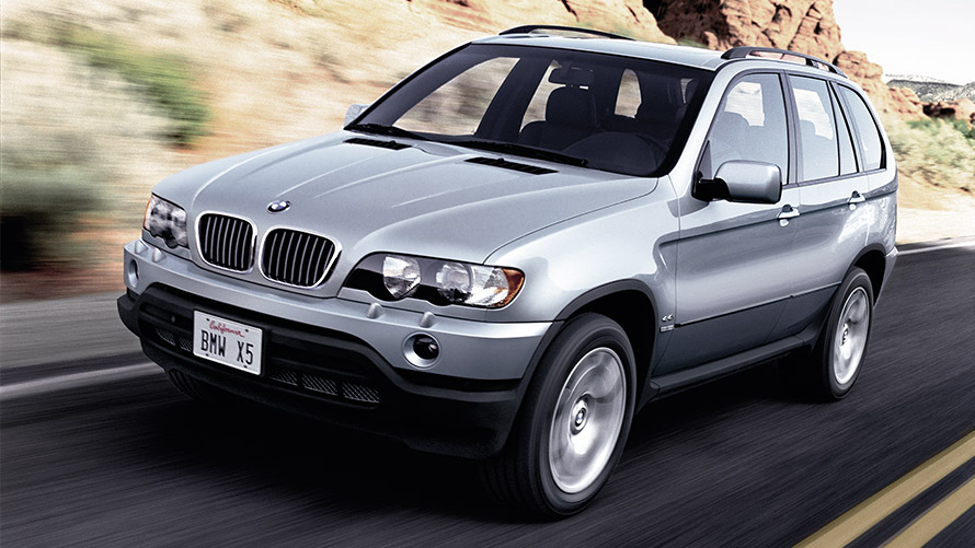 BMW X5, E53, primeira geração, perspetiva frontal a três quartos, em movimento na rua Modelos BMW X, BMW X5, E53, primeira geração, perspetiva frontal a três quartos, em movimento na rua