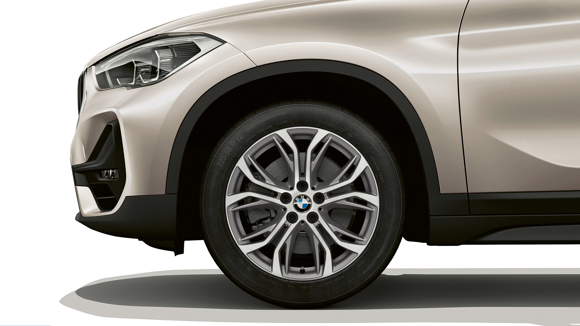BMW X1, Versão Advantage, jantes de liga leve BMW X1, Versão Advantage, perspetiva lateral com grande plano das jantes de liga leve