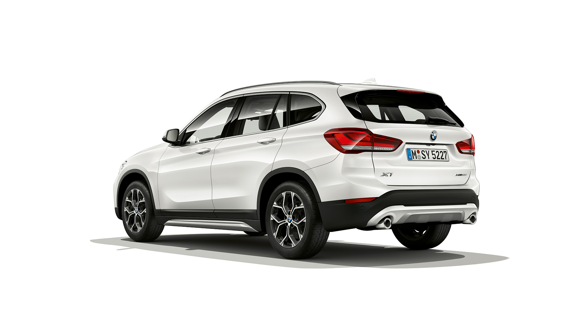 BMW X1, Versão xLine, perspetiva traseira a três quartos BMW X1, Versão xLine, perspetiva traseira a três quartos, imagem de estúdio