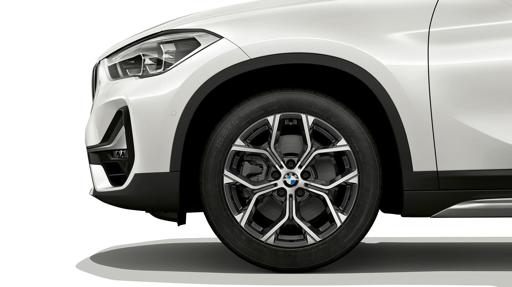 BMW X1, Versão xLine, jantes de liga leve BMW X1, Versão xLine, perspetiva lateral com grande plano das jantes de liga leve
