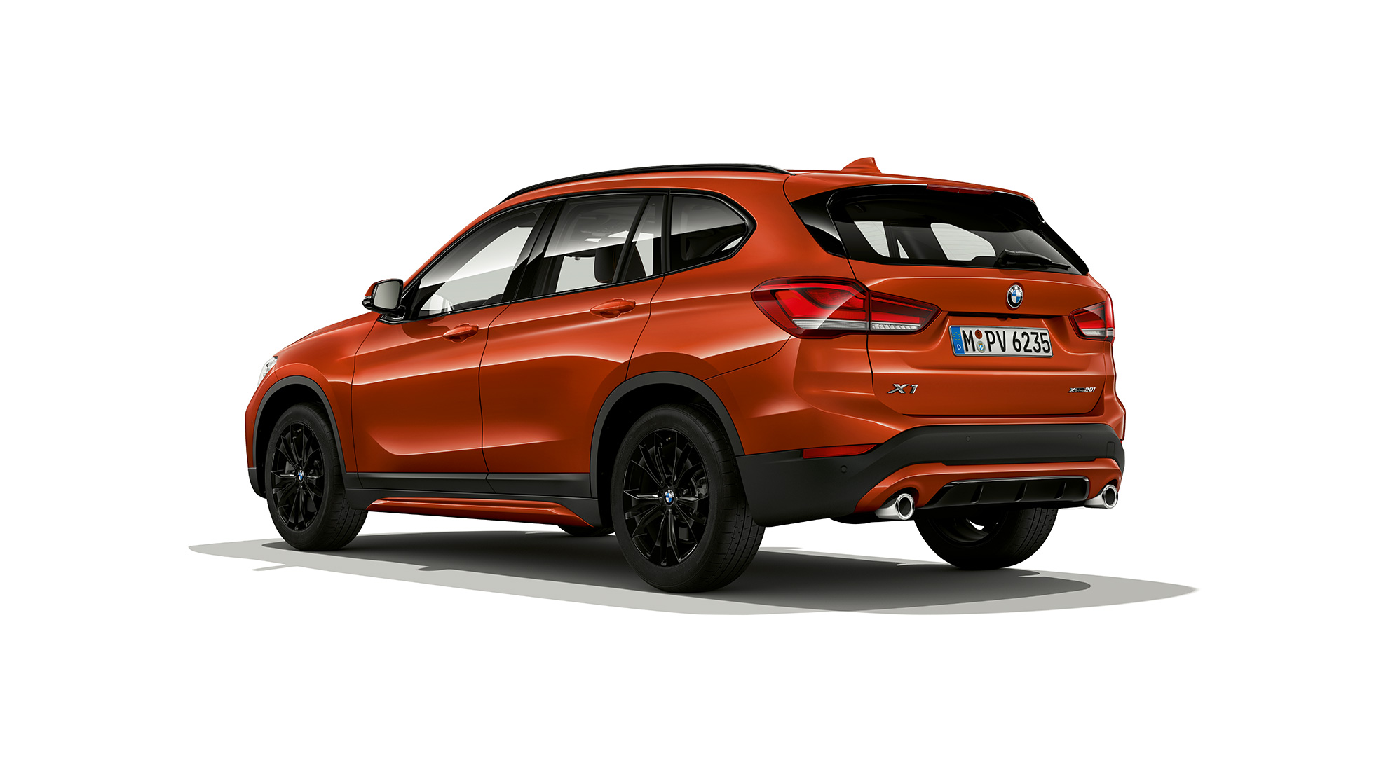 BMW X1, Versão Line Sport, perspetiva traseira a três quartos BMW X1, Versão Line Sport, perspetiva traseira a três quartos, imagem de estúdio