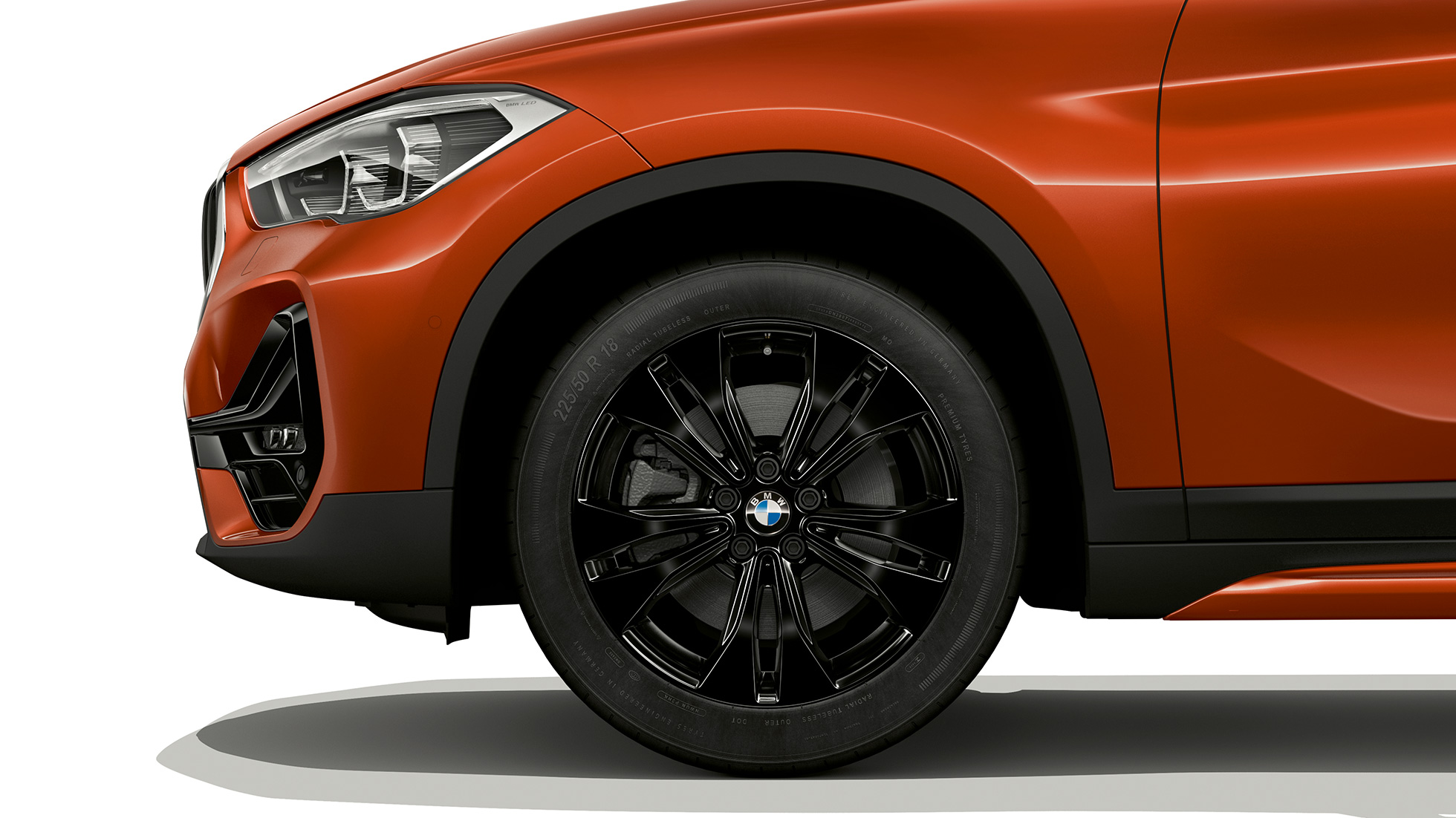 BMW X1, Versão Line Sport, jantes de liga leve BMW X1, Versão Line Sport, perspetiva lateral com grande plano das jantes de liga leve
