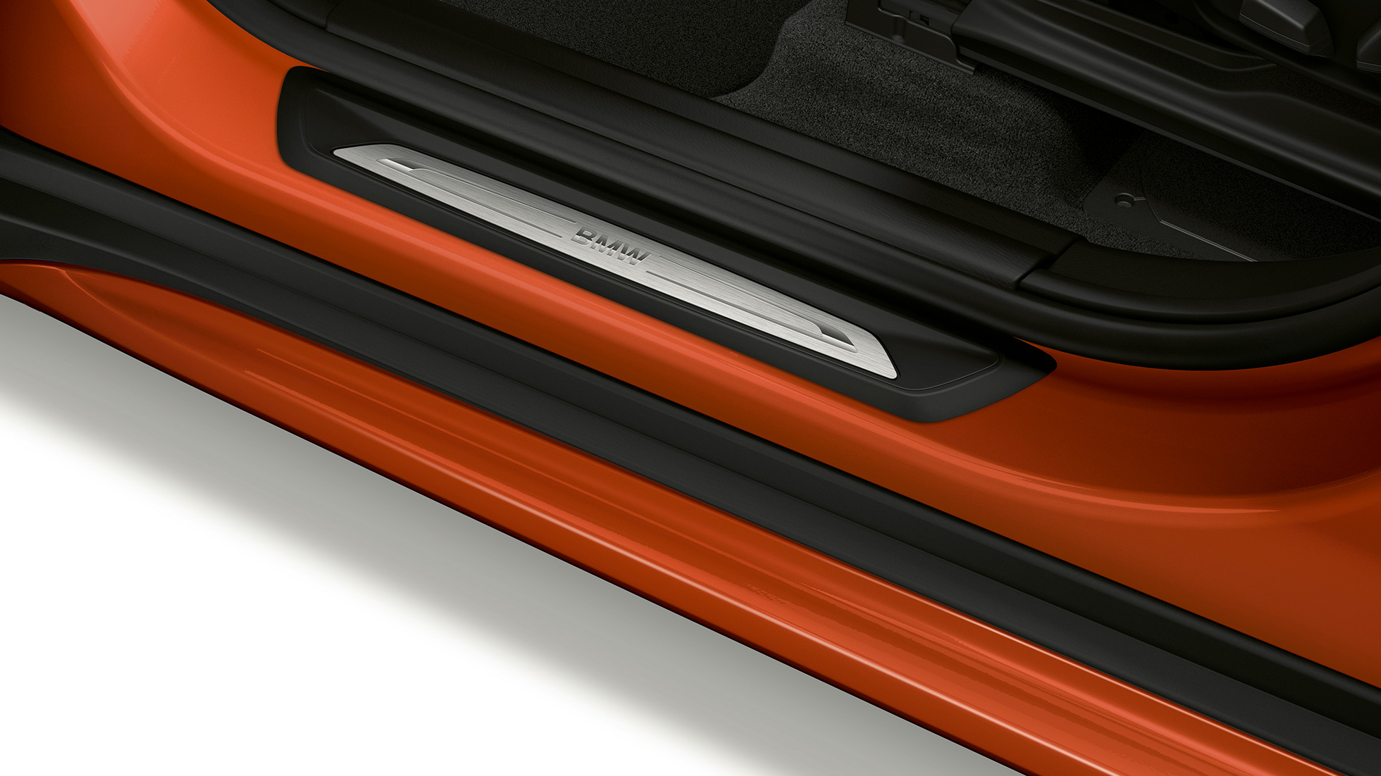 BMW X1, Versão Line Sport, soleira da porta BMW X1, Versão Line Sport, perspetiva lateral com grande plano da soleira da porta
