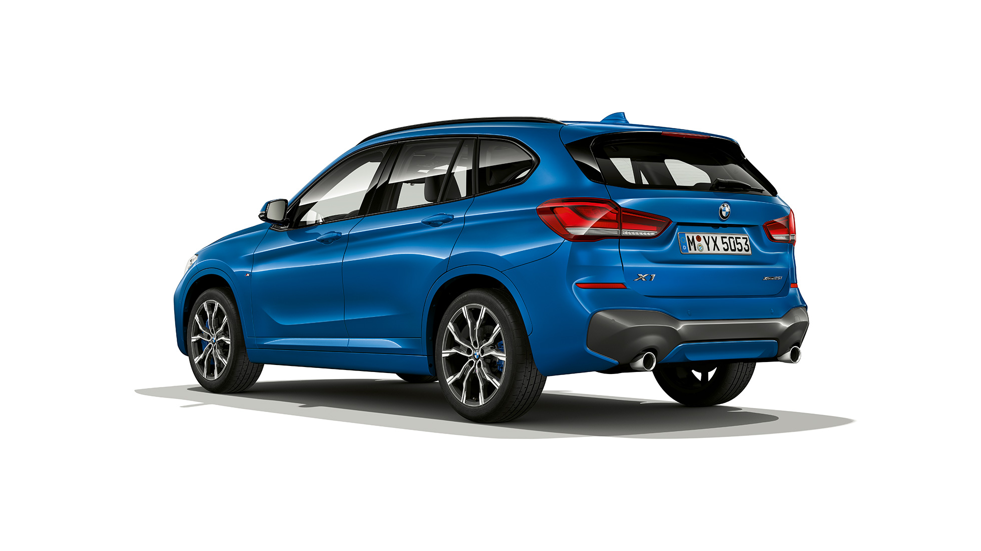 BMW X1, Versão Desportiva M, perspetiva traseira a três quartos BMW X1, Versão Desportiva M, perspetiva traseira a três quartos, imagem de estúdio