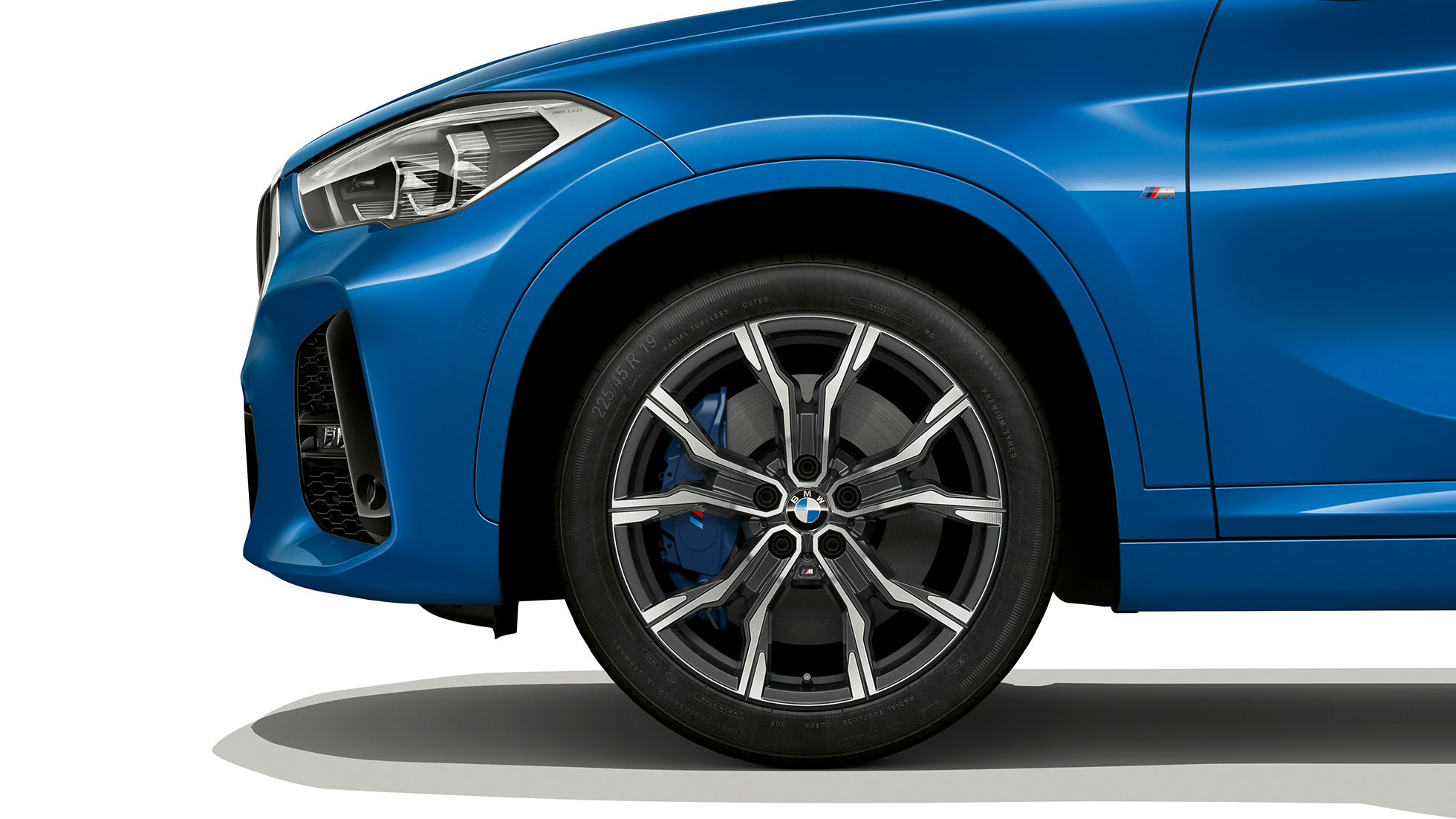 BMW X1, Versão Desportiva M, jantes de liga leve BMW X1, Versão Desportiva M, perspetiva lateral com grande plano das jantes de liga leve