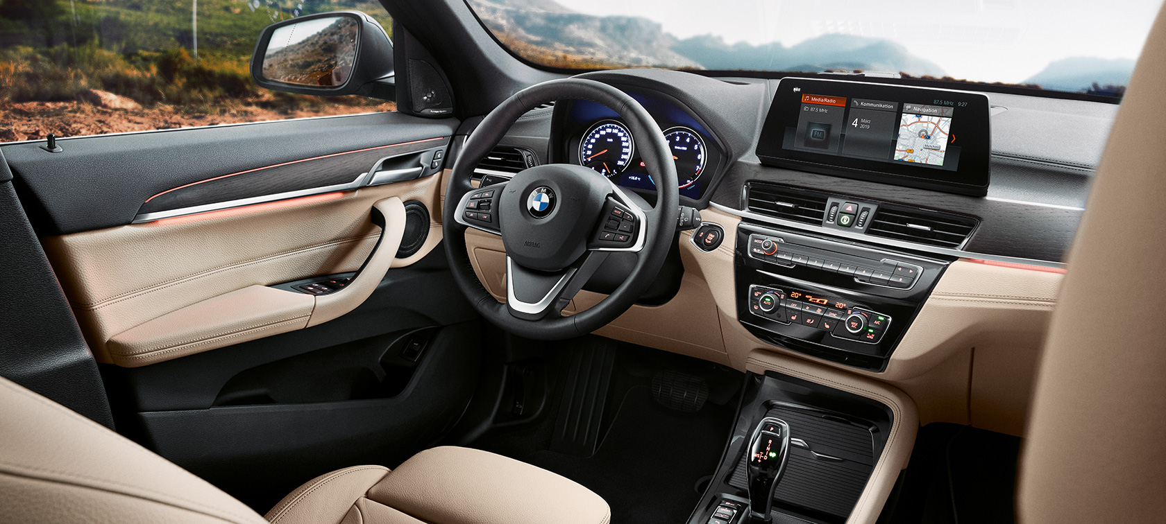 BMW X1, posto de condução BMW X1, interior com destaque para o posto de condução.
